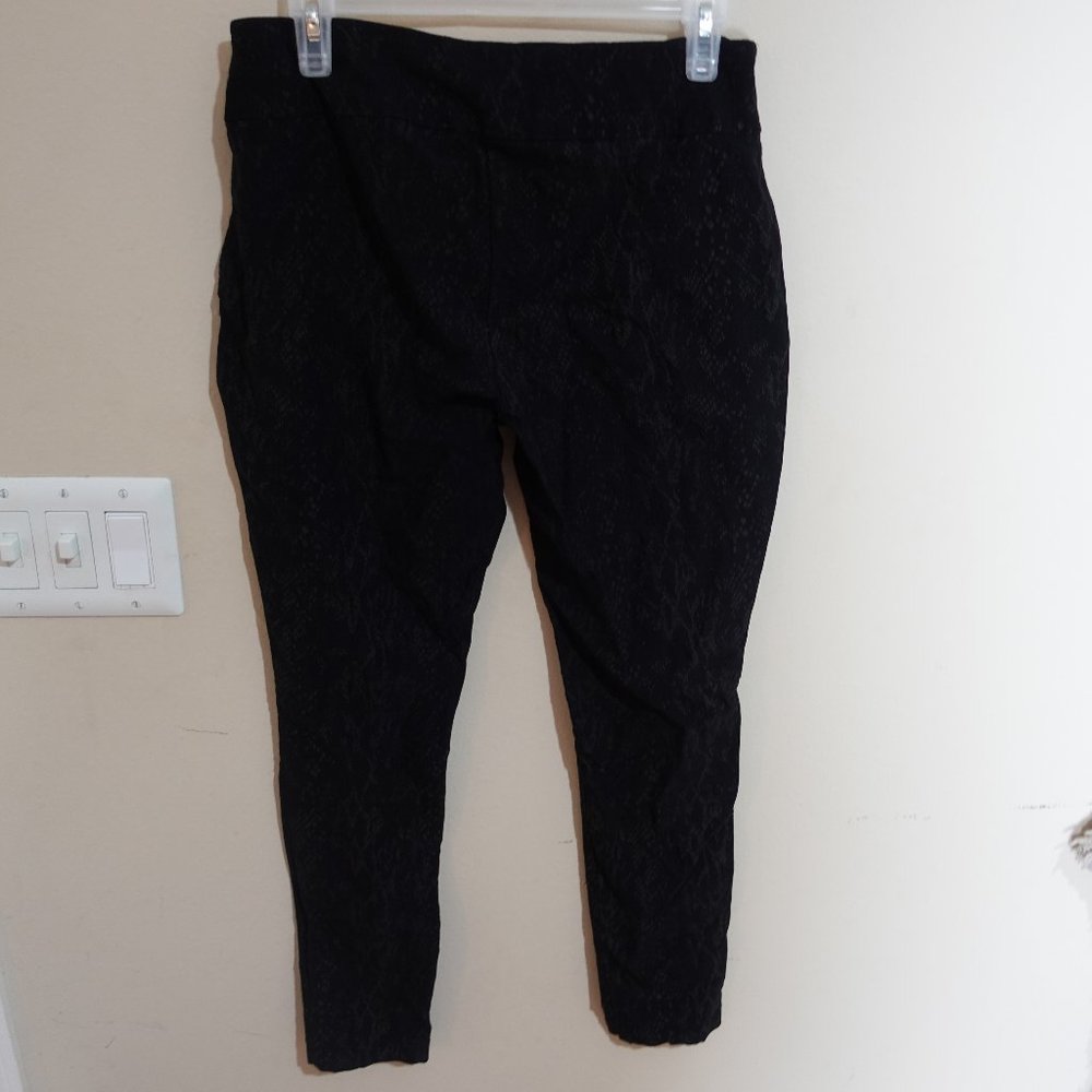 Standard Black Capris